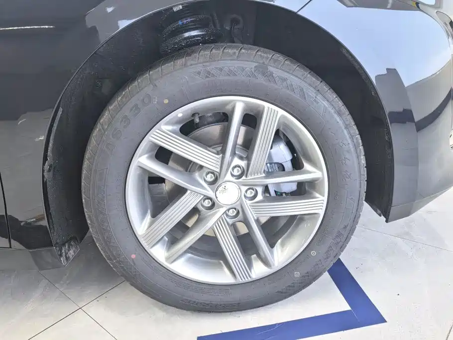 Hongqi E-QM5 2026 2025 610km PLUS