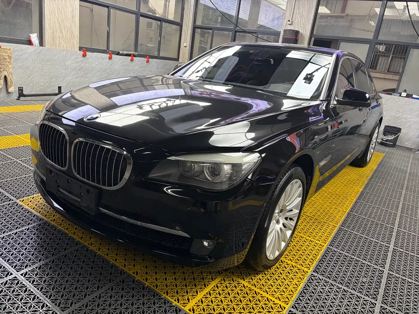 BMW 7 Series 2010 760Li фото 8