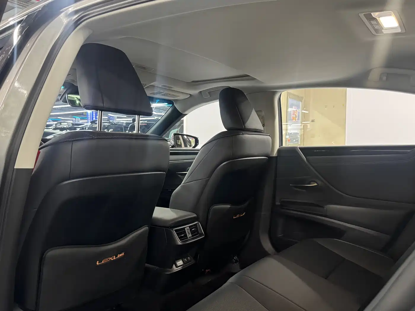 Фото 6 - Lexus ES