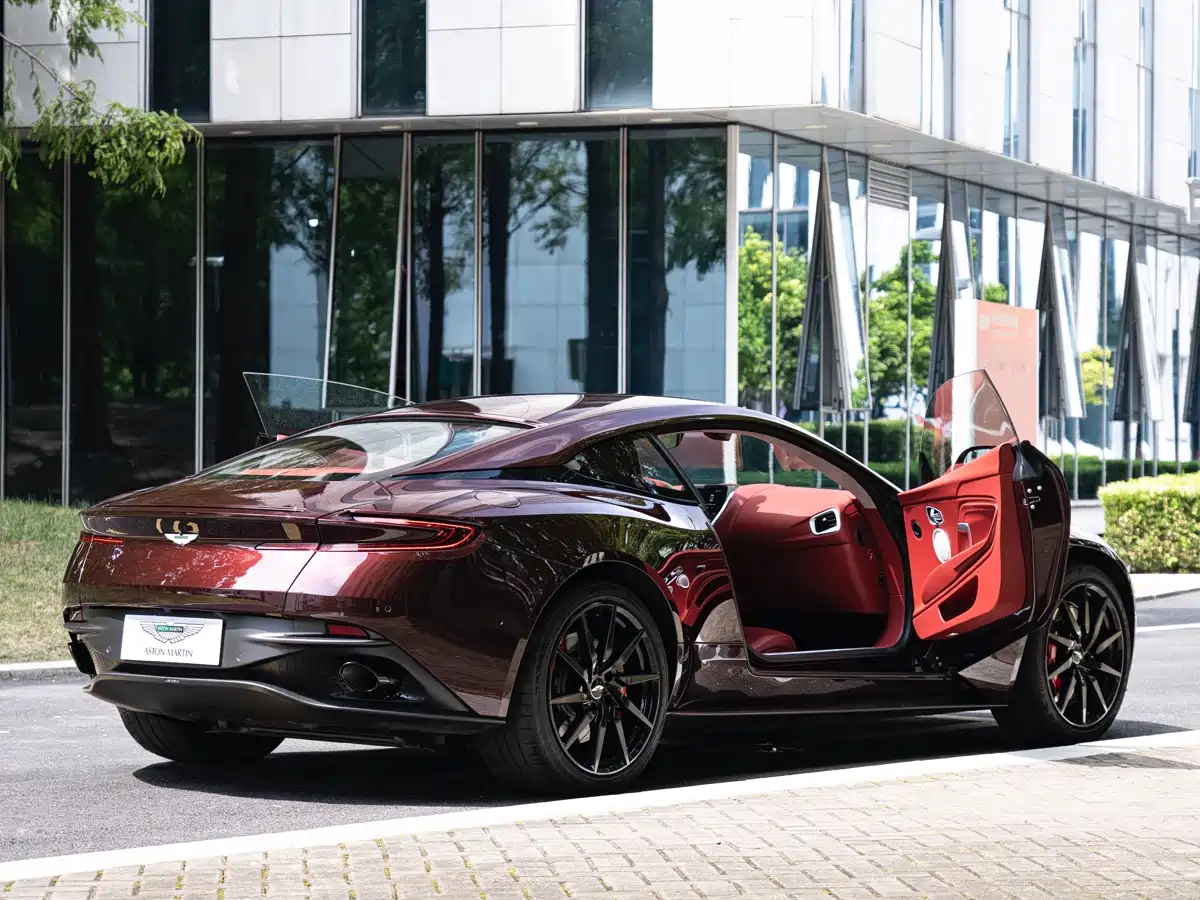 Фото 6 - Aston Martin DB11