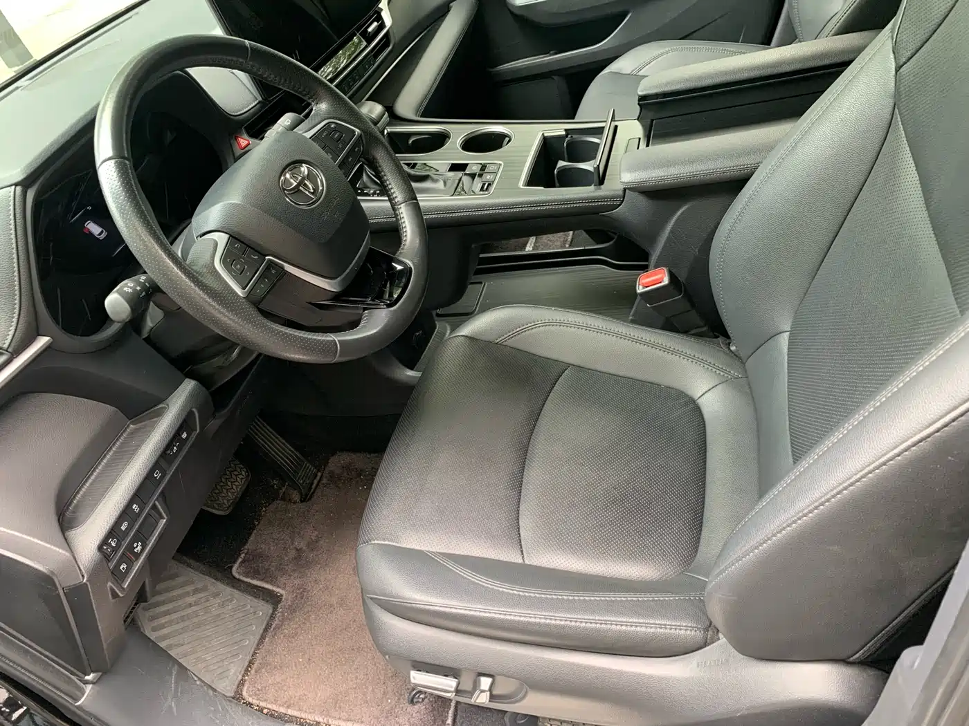 Toyota Sienna 2023 2.5L Hybrid Premium Edition фото 12