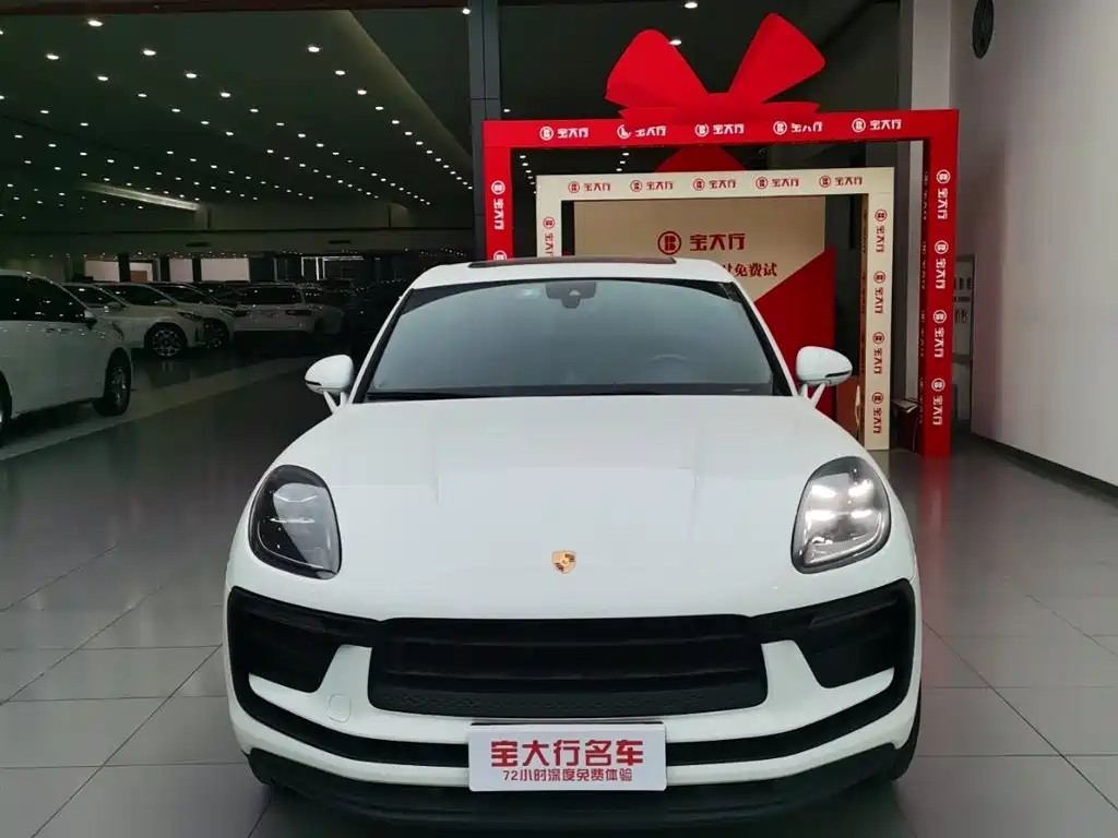 PORSCHE MACAN