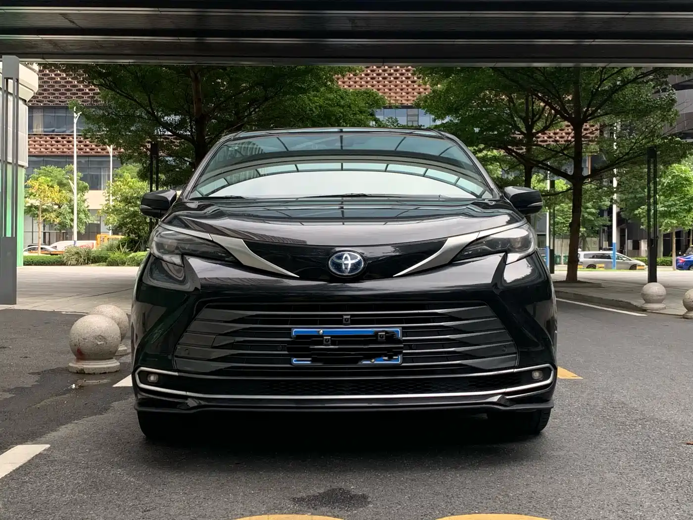 Toyota Sienna 2023 2.5L Hybrid Premium Edition фото 2
