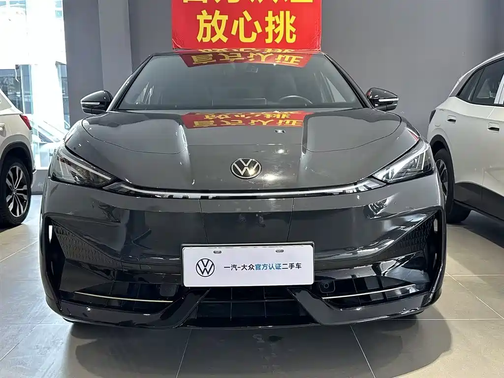 VOLKSWAGEN WITH THE CROWD 06