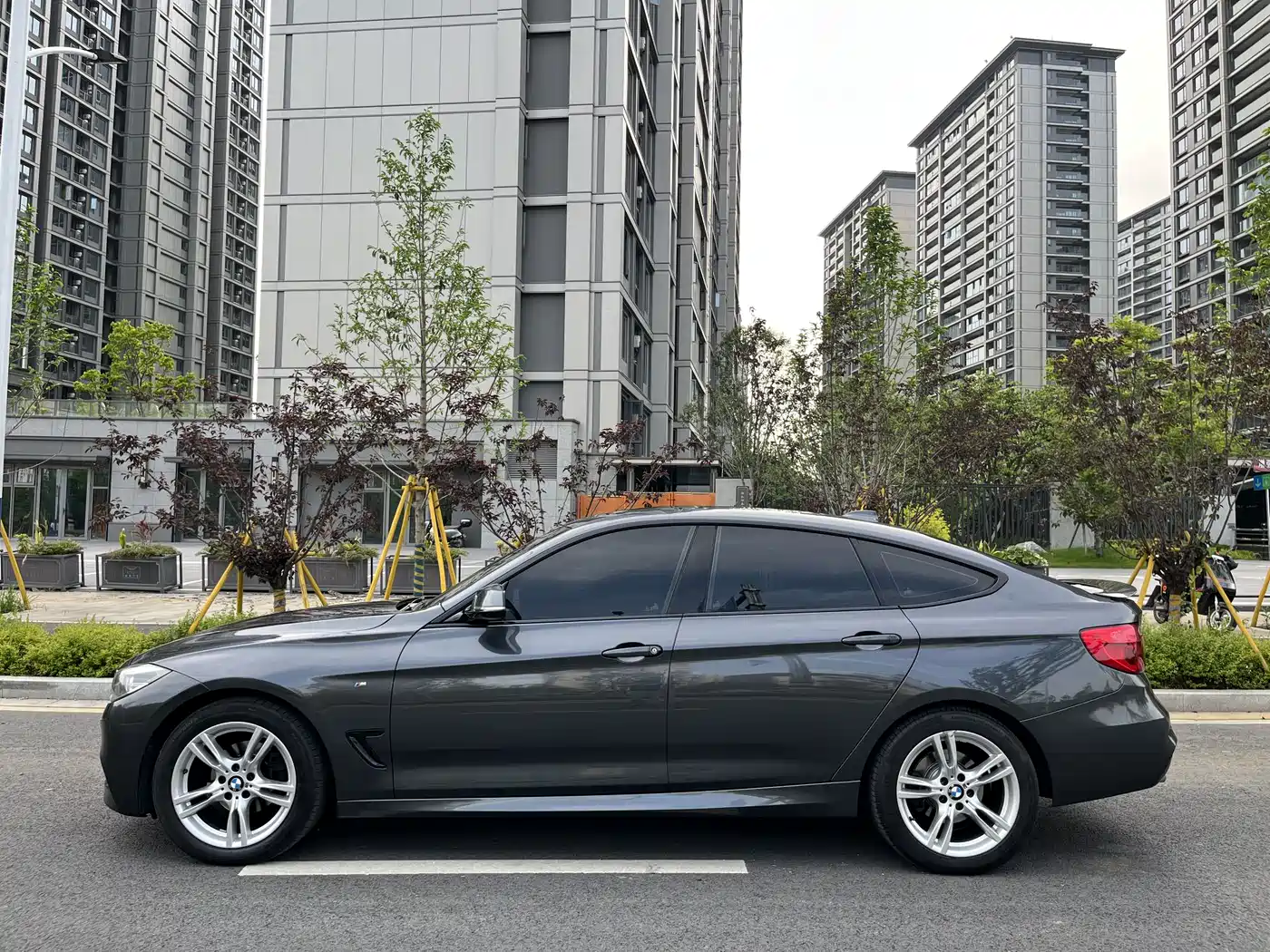 BMW 3 Series GT 2019 320i M Sport Black Night Edition фото 13