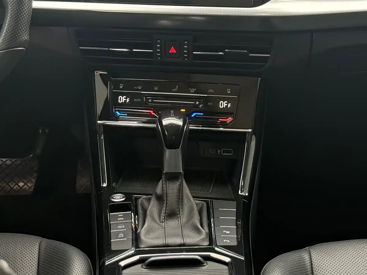 Volkswagen Passat 2022 330TSI Starlight Luxury Edition фото 17