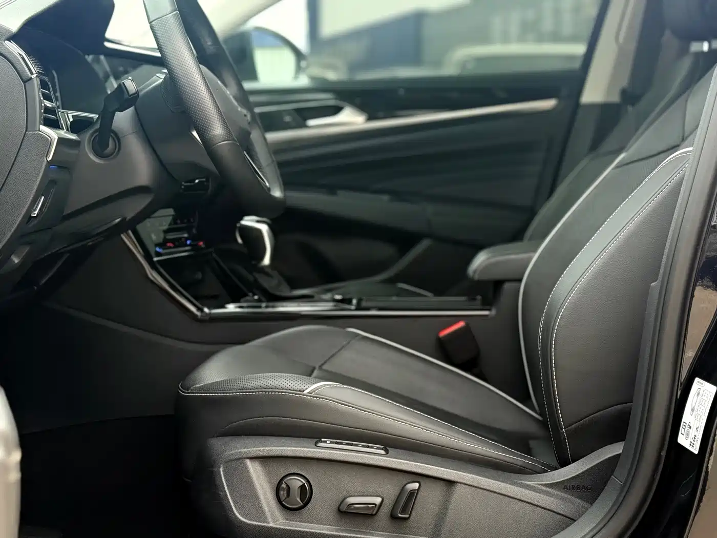 Volkswagen Passat 2022 330TSI Starlight Luxury Edition фото 8