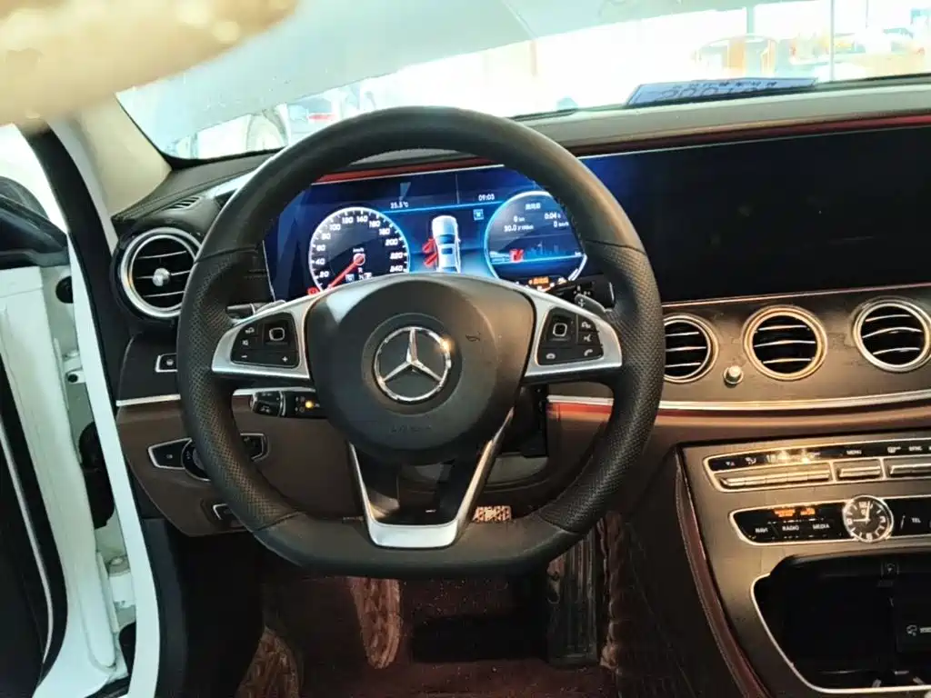 Фото 11 - Mercedes-Benz E-Class