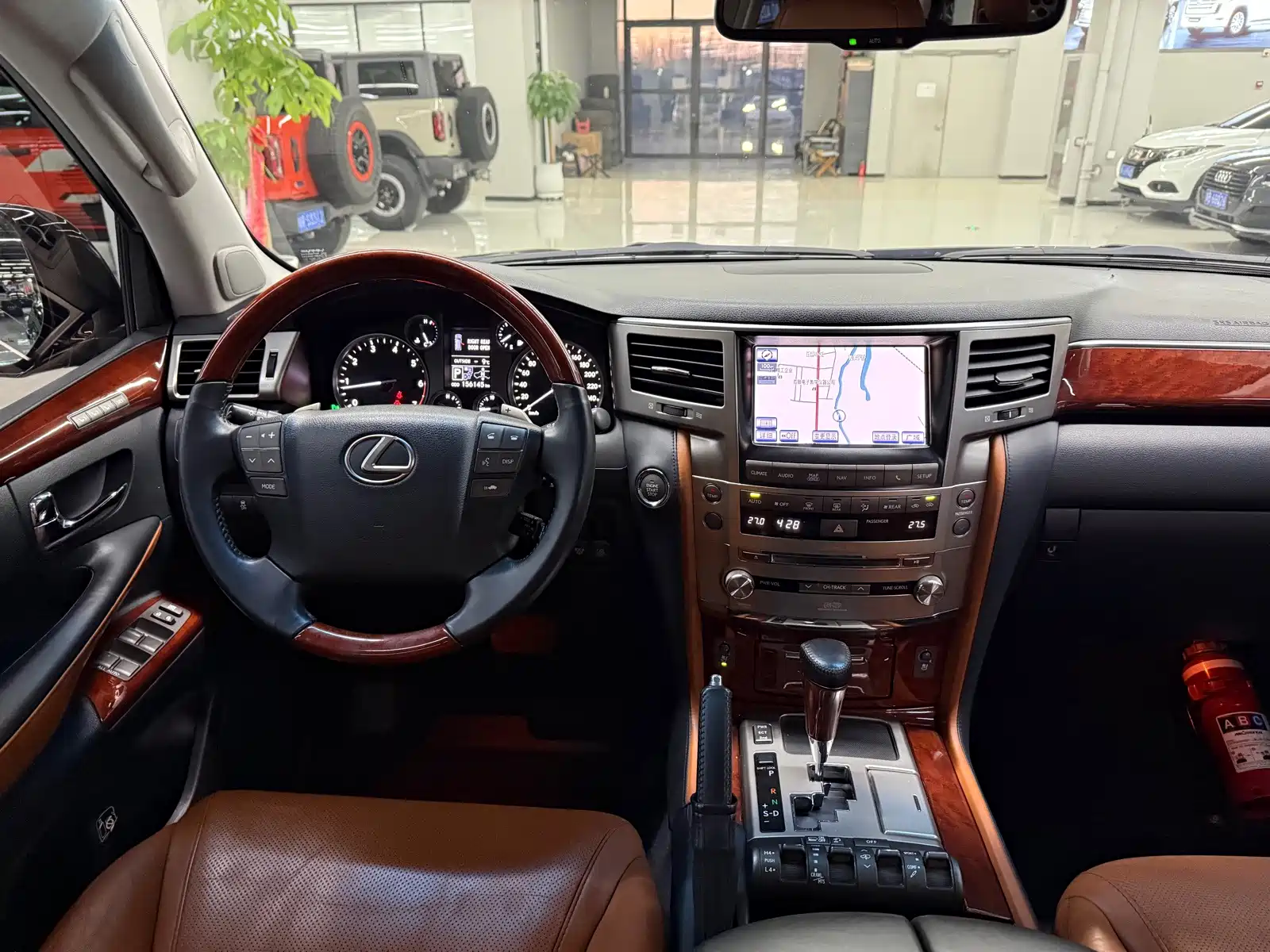 Фото 11 - Lexus LX