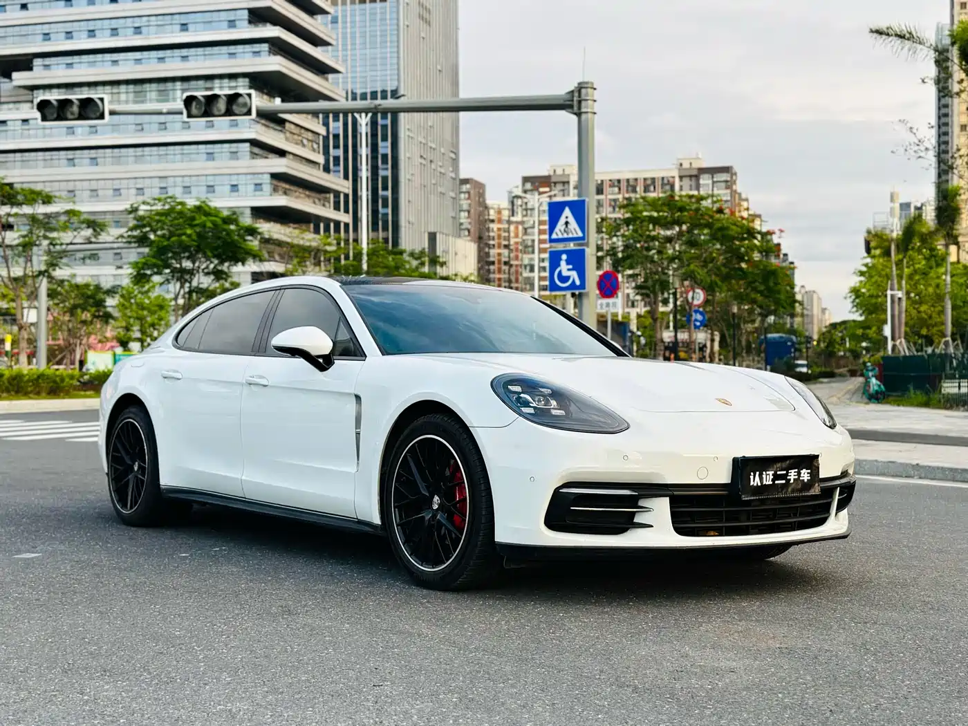 Porsche Panamera 2017 Panamera 4 Executive Long Wheelbase 3.0T фото 3