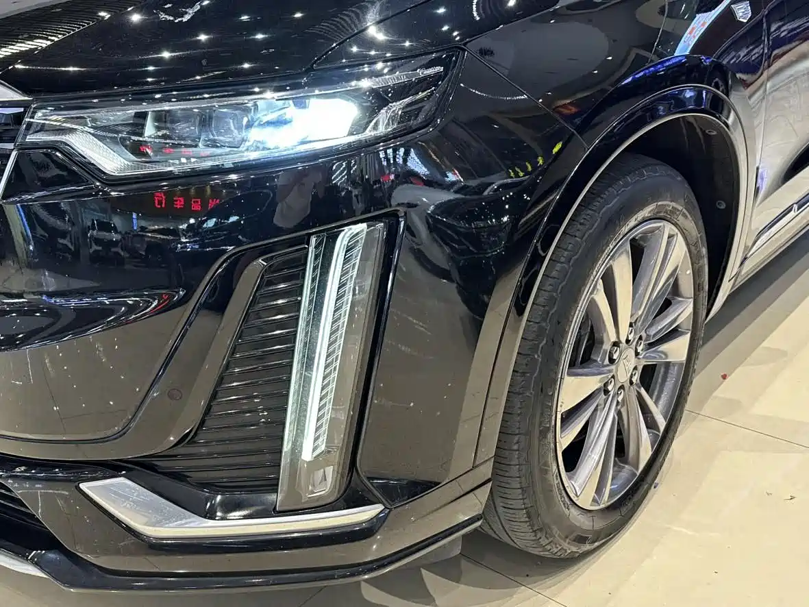 Photo 12 - Cadillac XT6