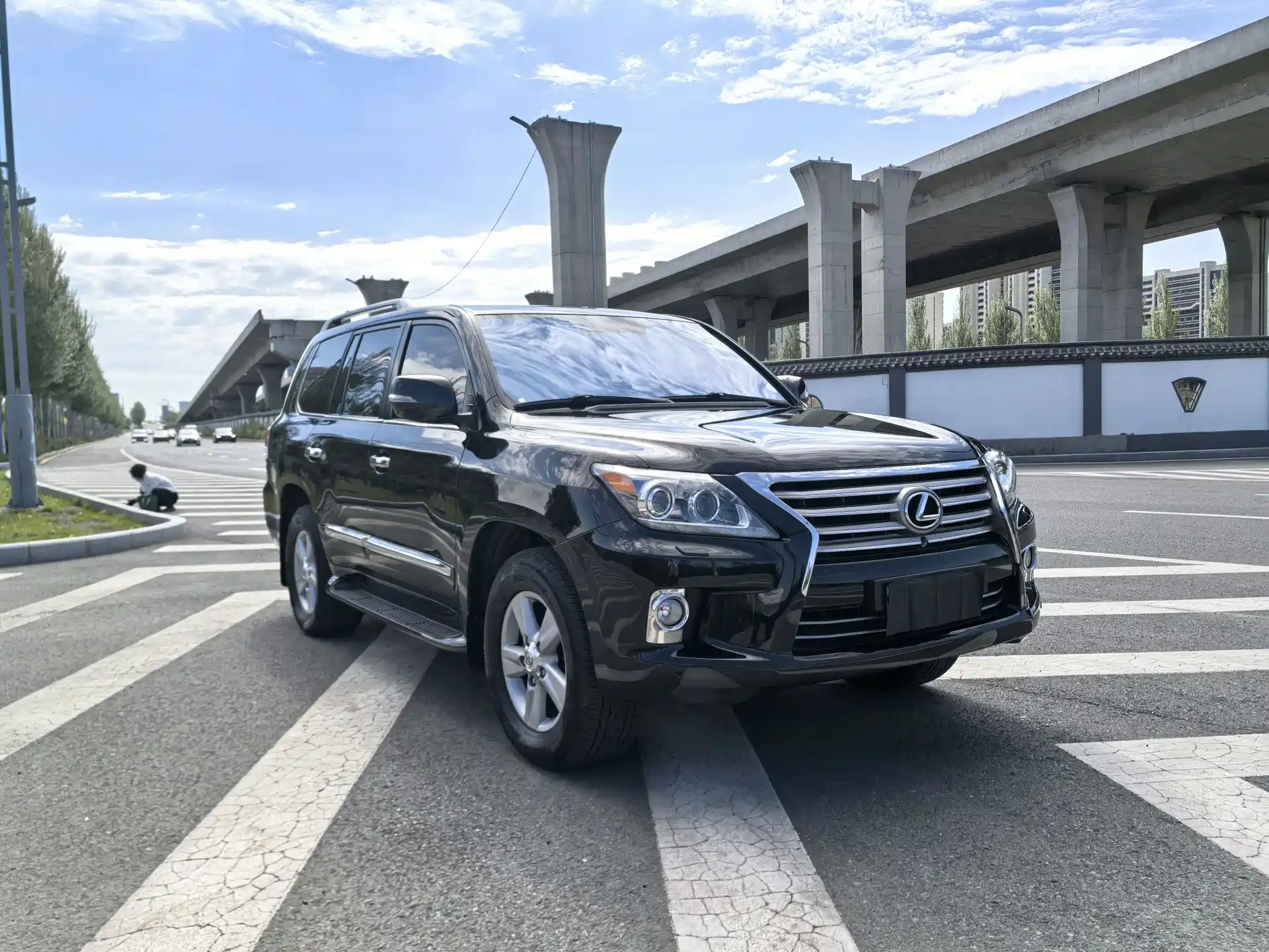 Фото 3 - Lexus LX