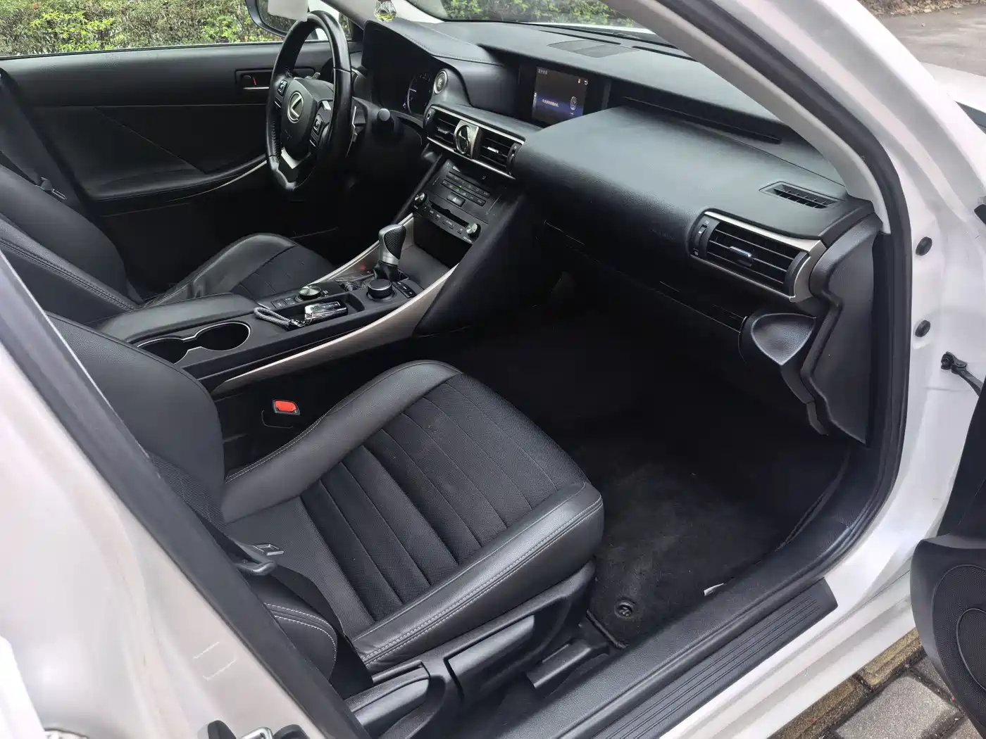 Lexus IS 2017 300 Leading Edition фото 11