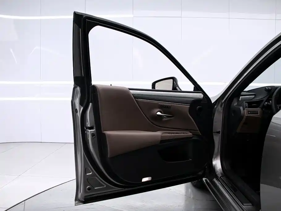 Lexus ES 2026 2025 200 Ultimate Edition