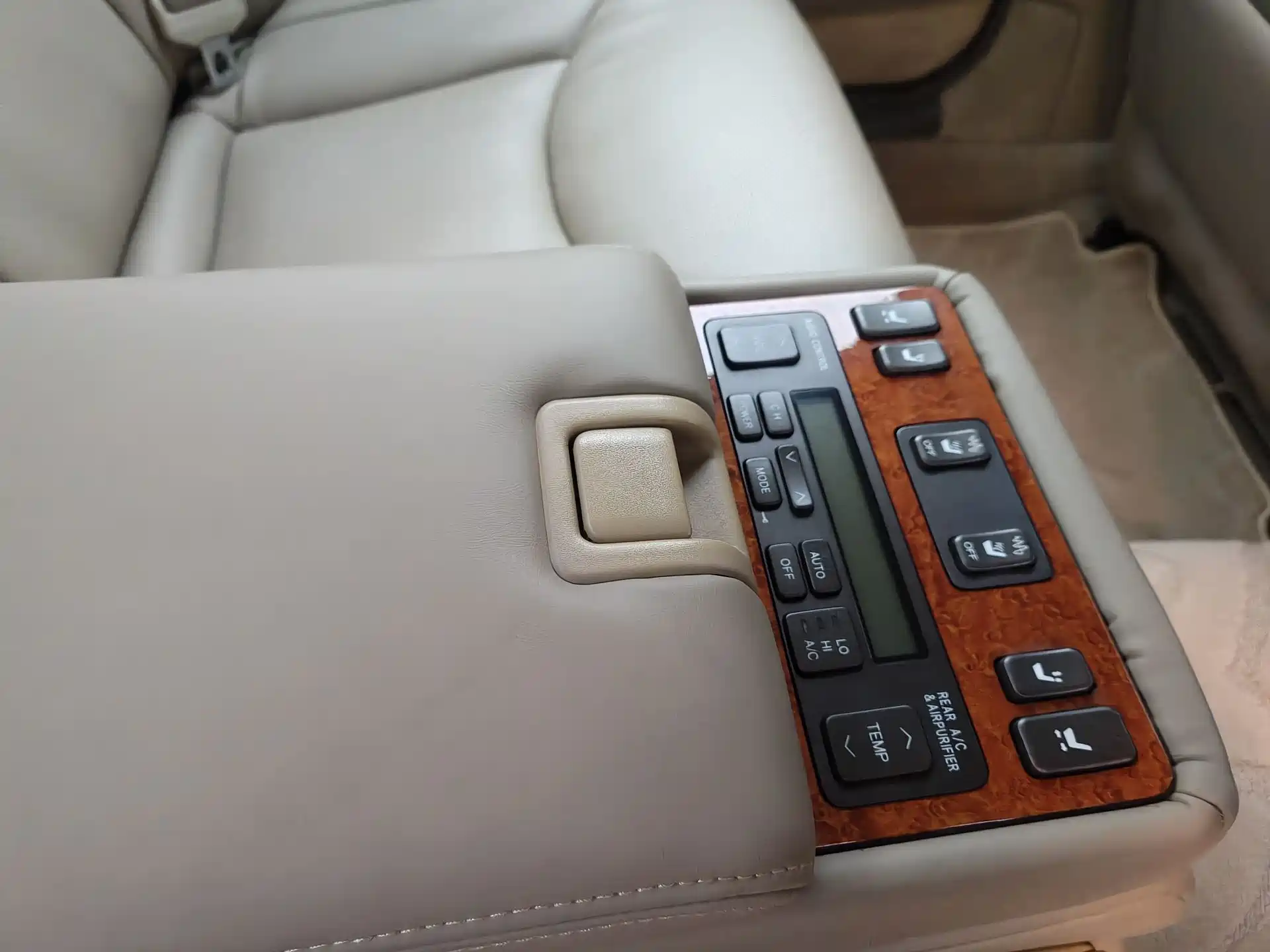Фото 25 - Lexus LS
