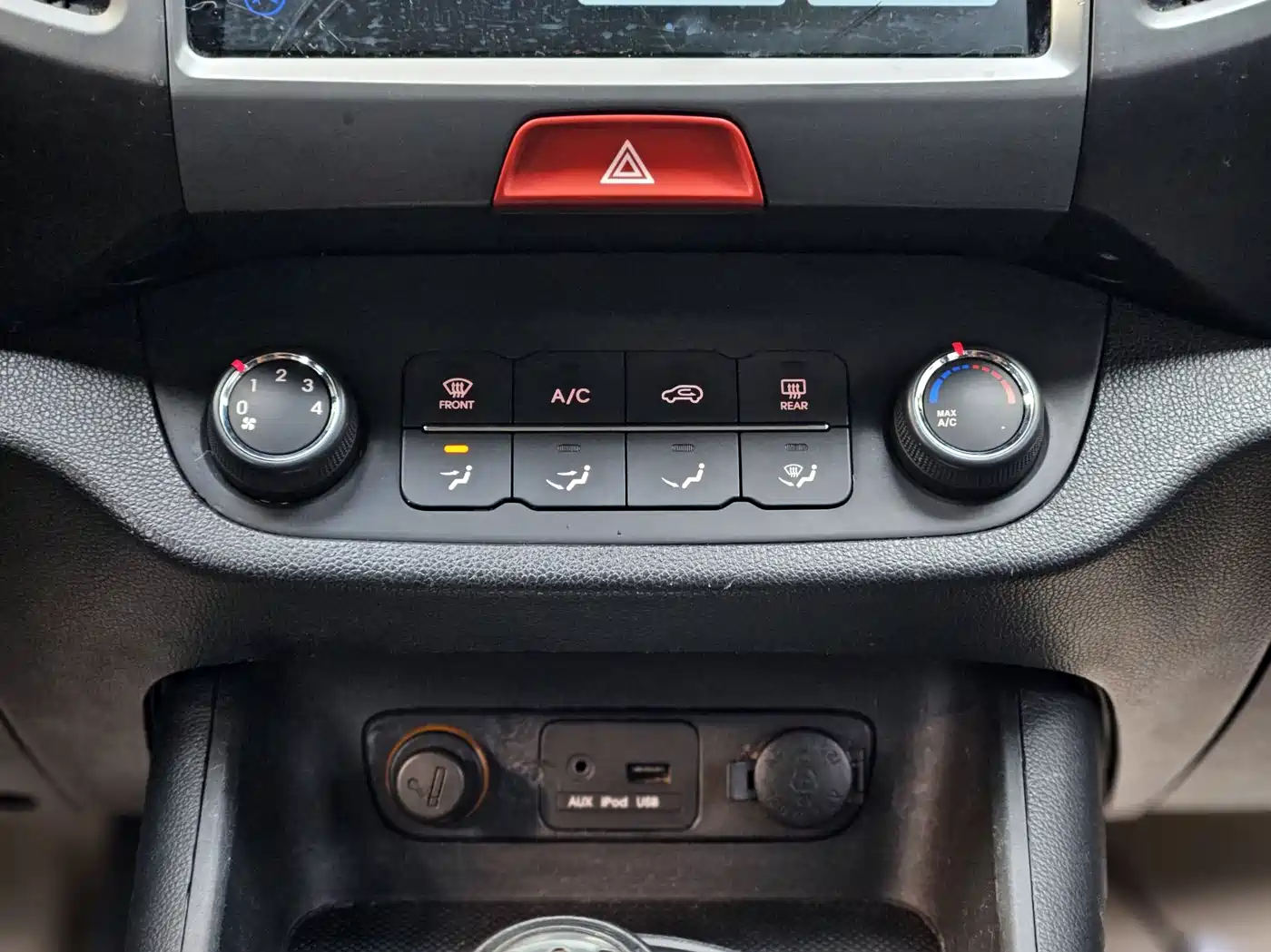 Kia Sportage 2011 2.0L Manual 2WD GL фото 12