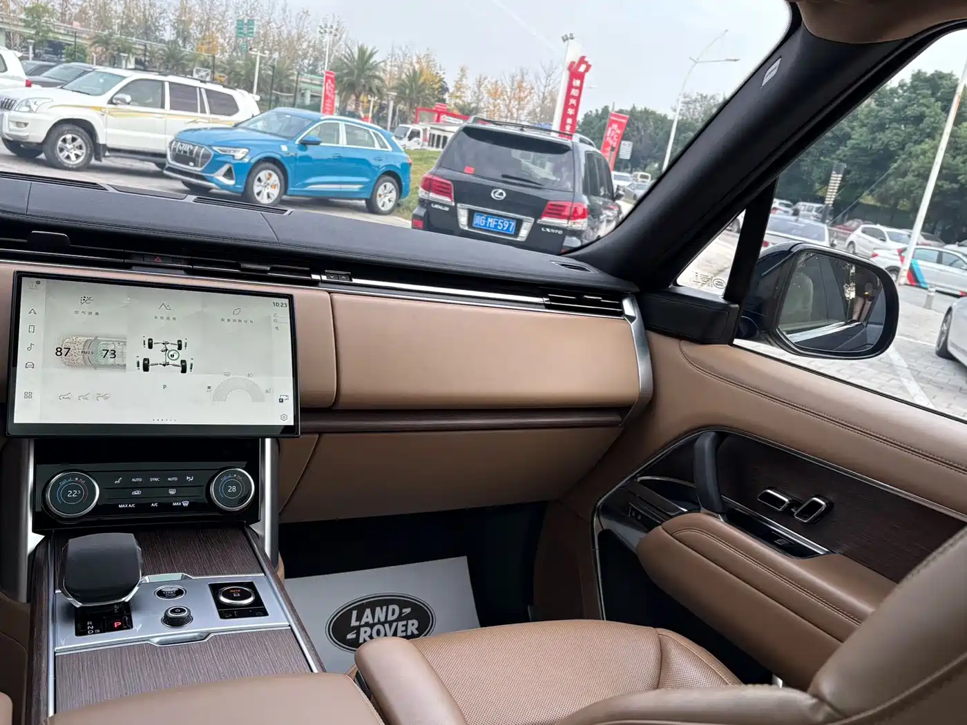 Land Rover Range Rover 2024 3.0 L6 400PS Golden Age Extended 7-Seater фото 9