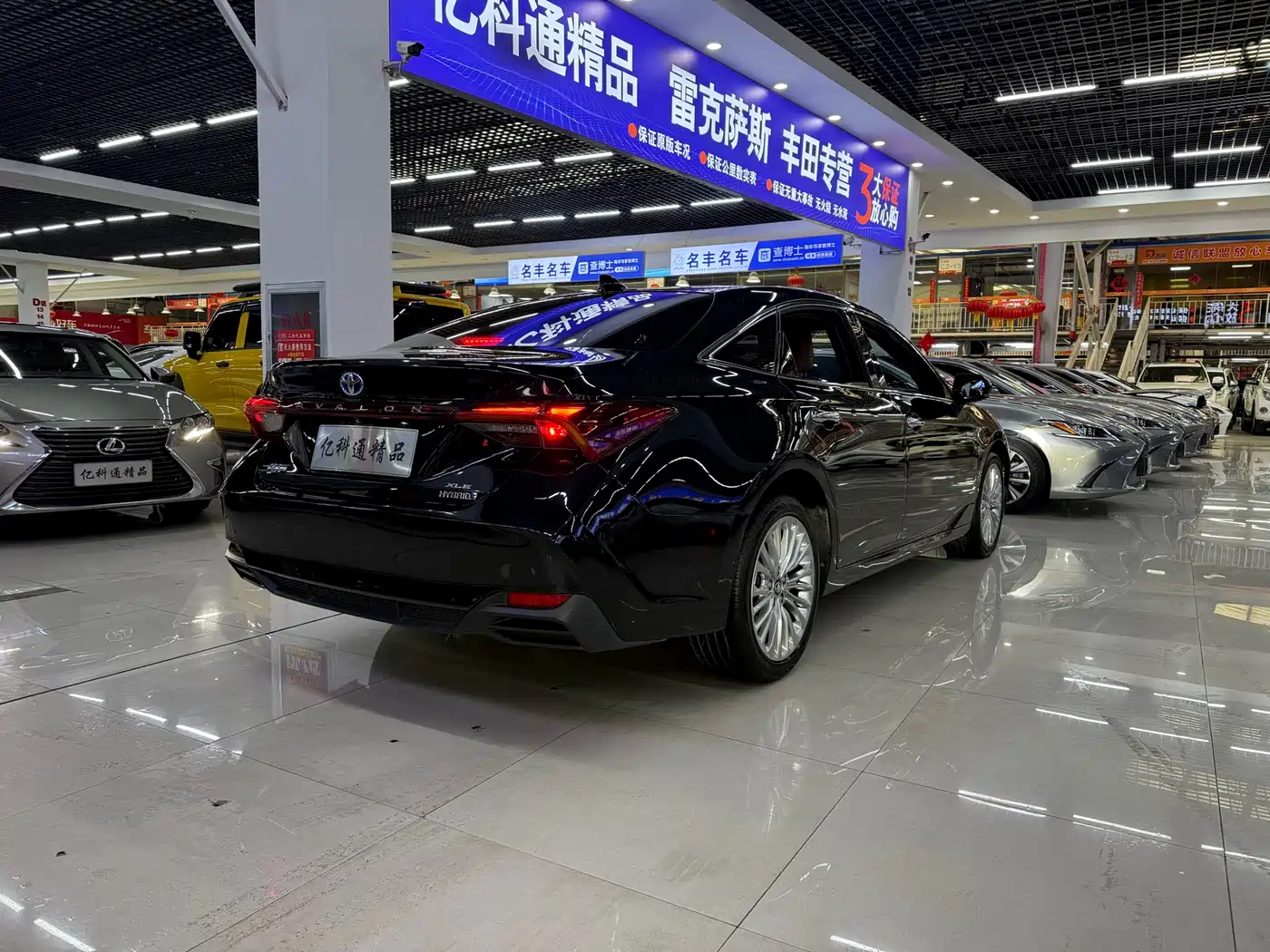 Toyota Avalon 2019 Hybrid 2.5L XLE Premium Edition China V фото 4