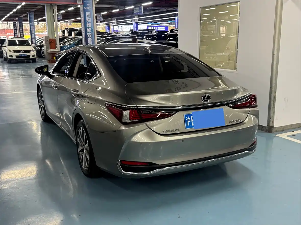 Фото 3 - Lexus ES