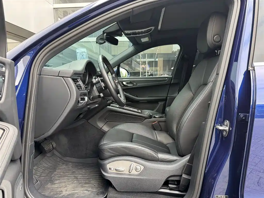 PORSCHE MACAN