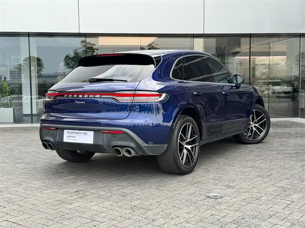 PORSCHE MACAN