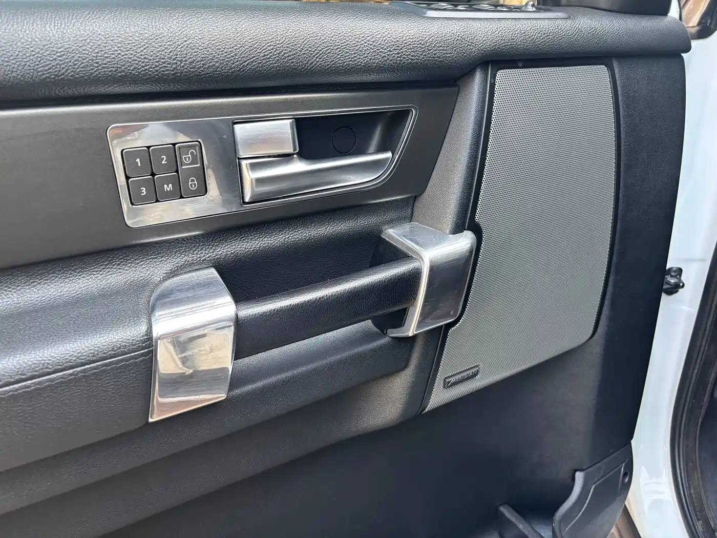 Land Rover Discovery 2015 3.0 SDV6 HSE Diesel фото 5