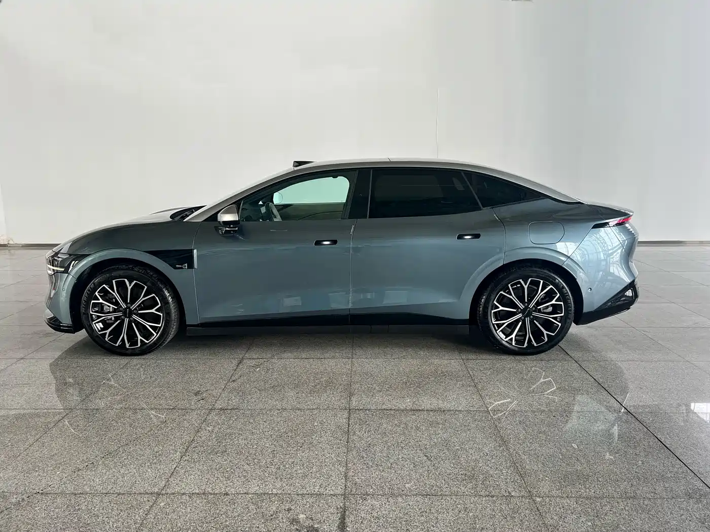 2025 ZEEKR 007