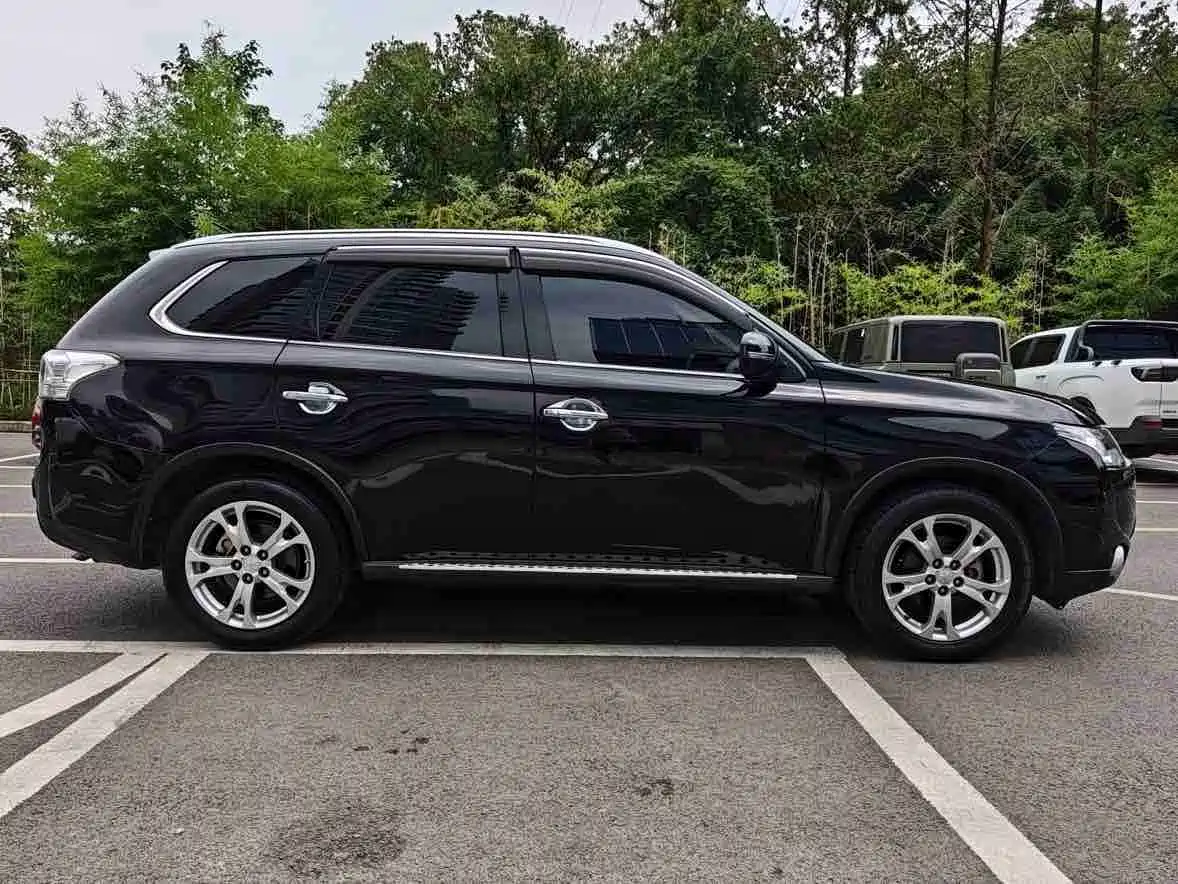 Mitsubishi Outlander (Import) 2015 2014 2.4L 4WD Luxury Value Edition 7-seater