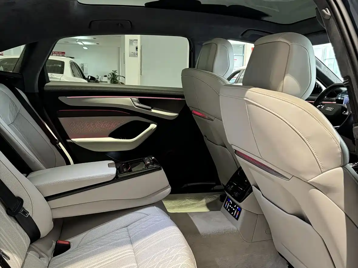 Photo 7 - Audi A6L