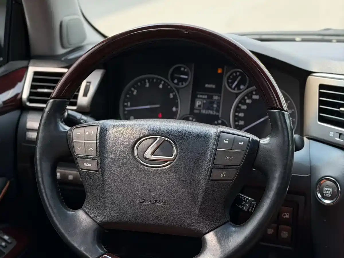 Lexus LX 2013 570 фото 6