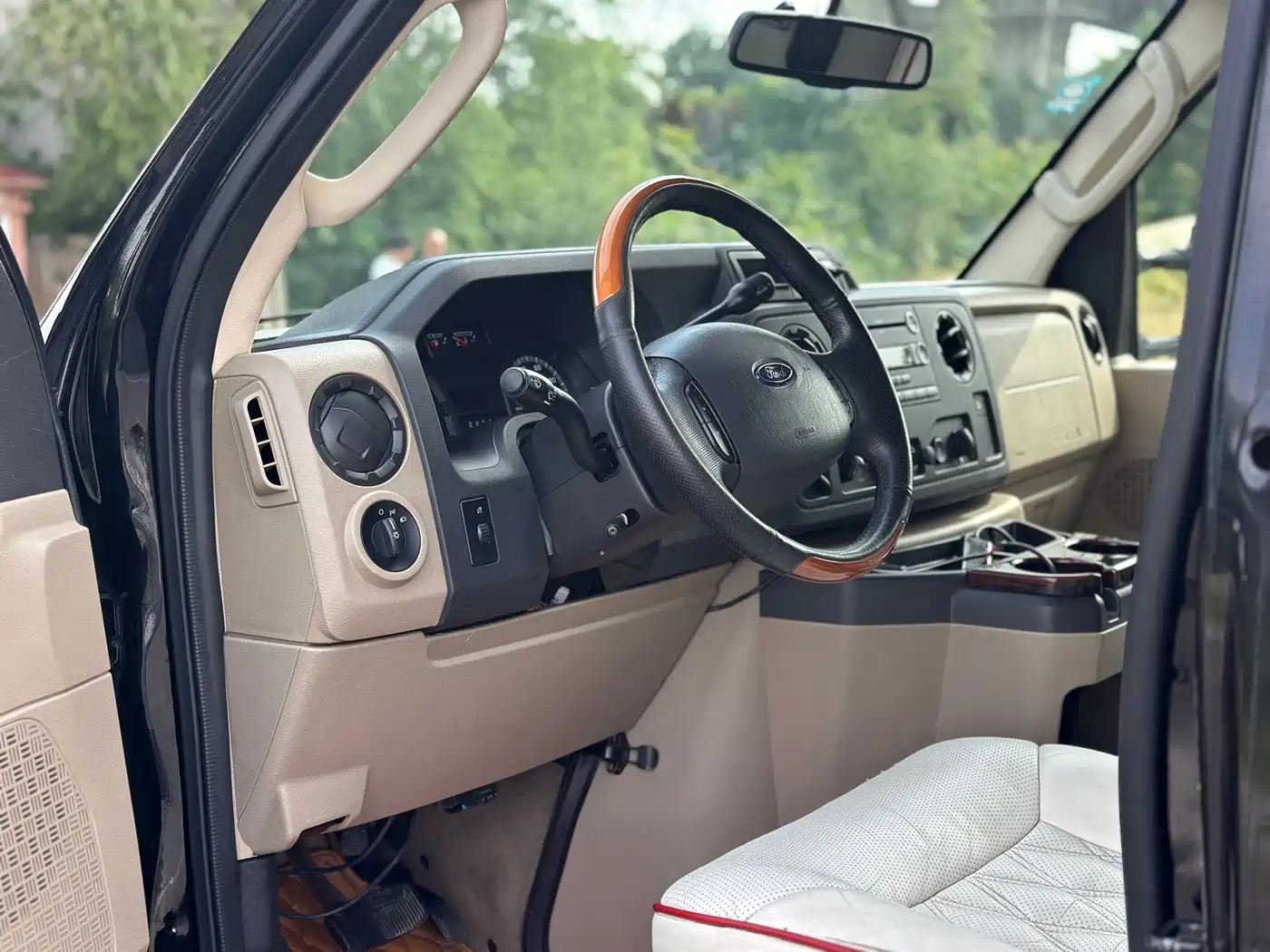 Ford E350 2010 2011 5.4L Standard Yacht Edition