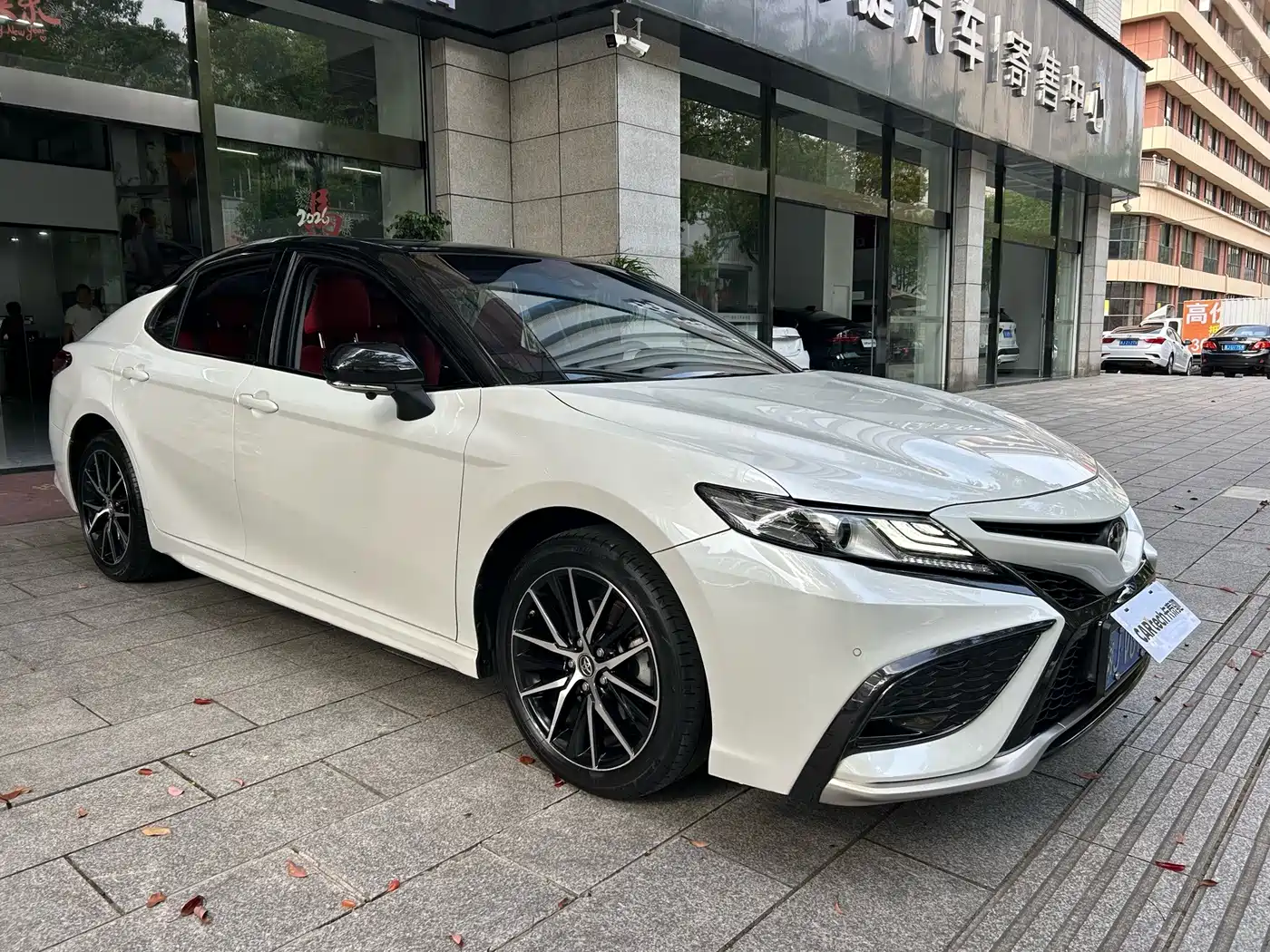 Фото 2 - Toyota Camry