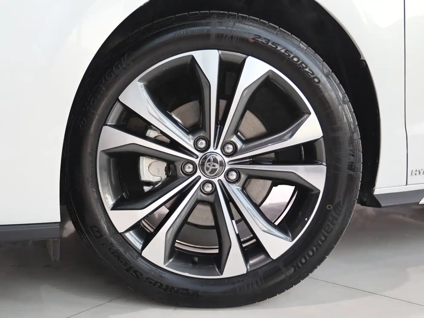 Toyota Granvia 2023 2.5L Hybrid Flagship VIP Edition фото 4