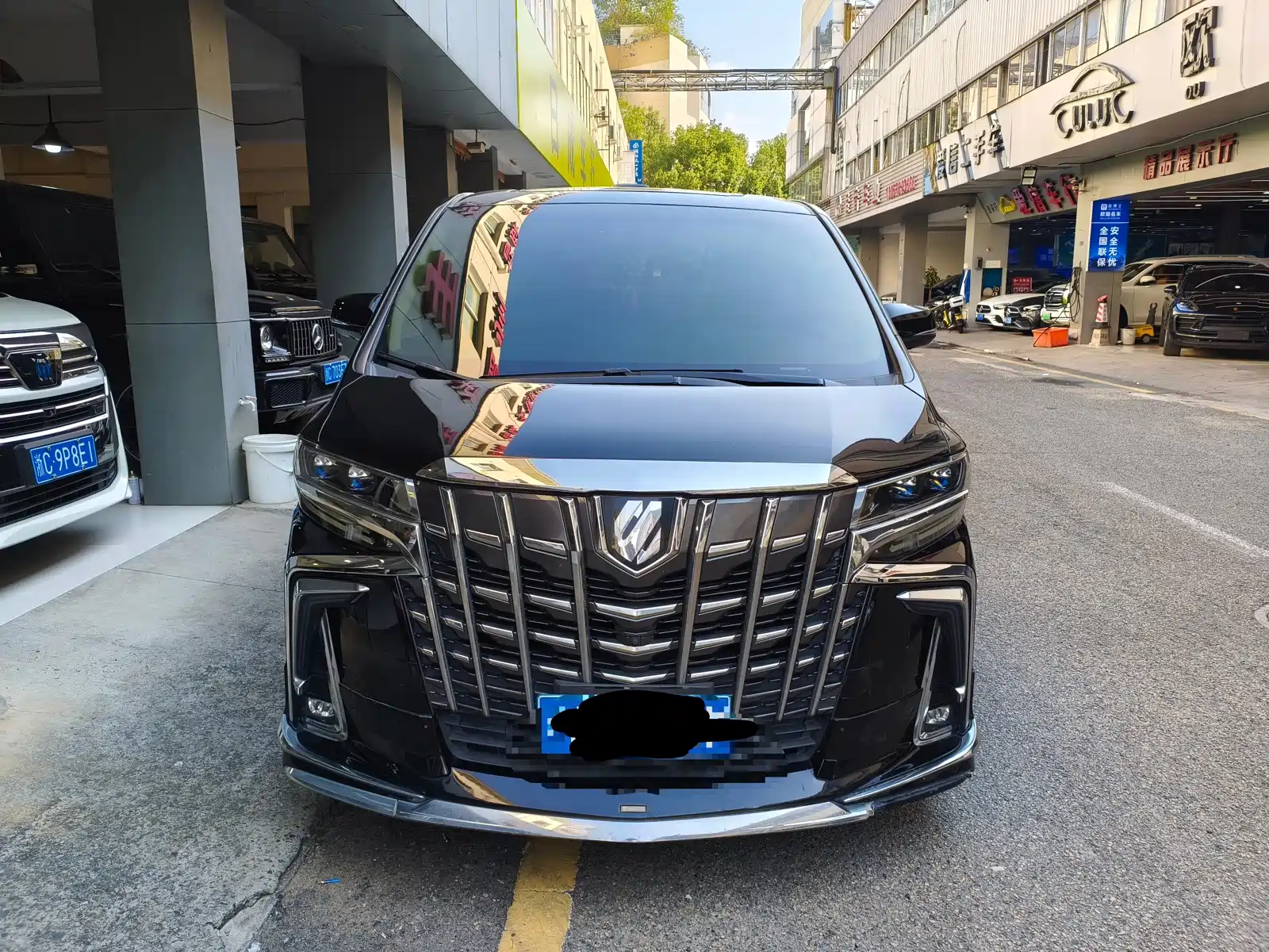Фото 2 - Toyota Alphard