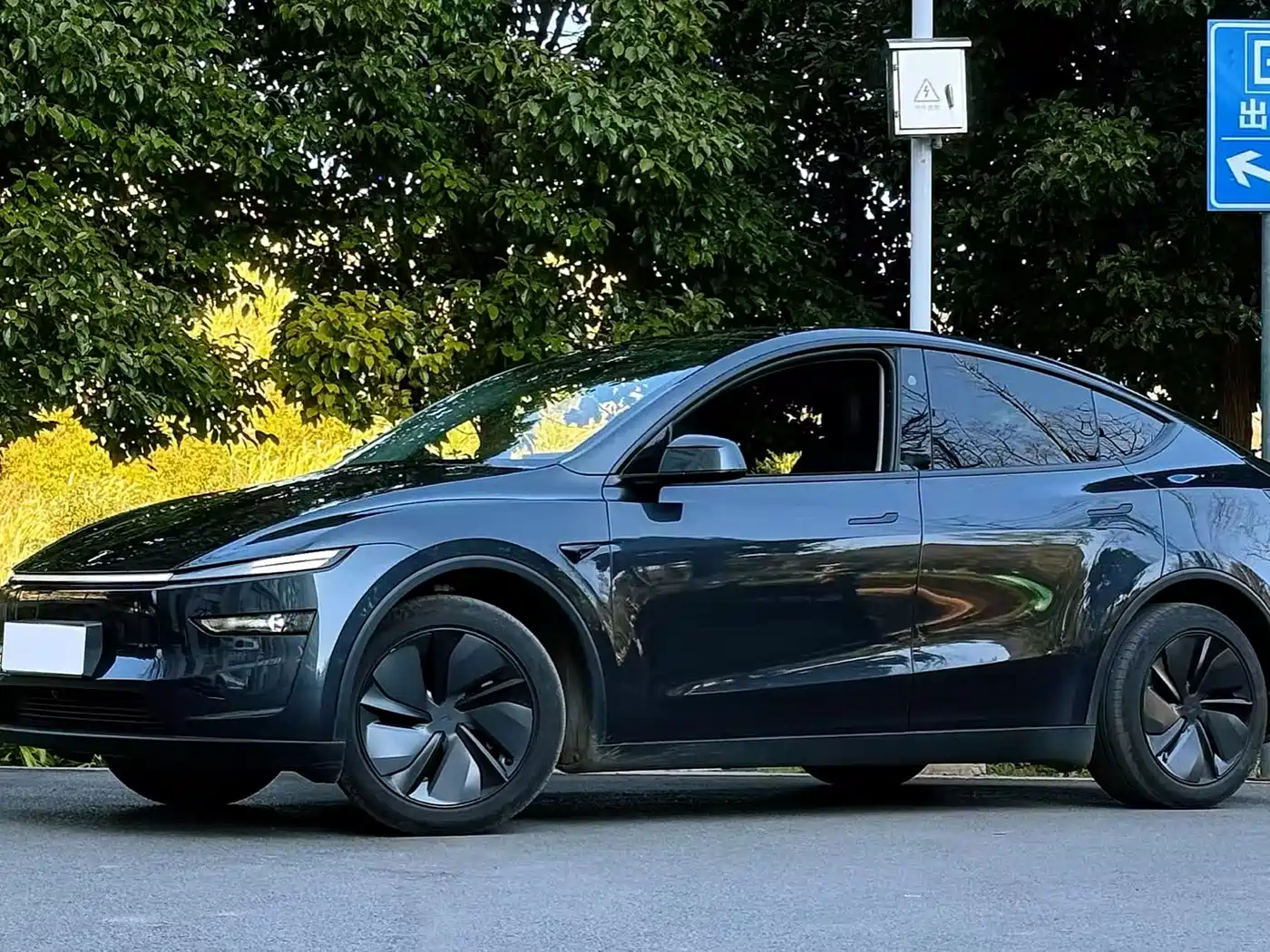TESLA MODEL Y