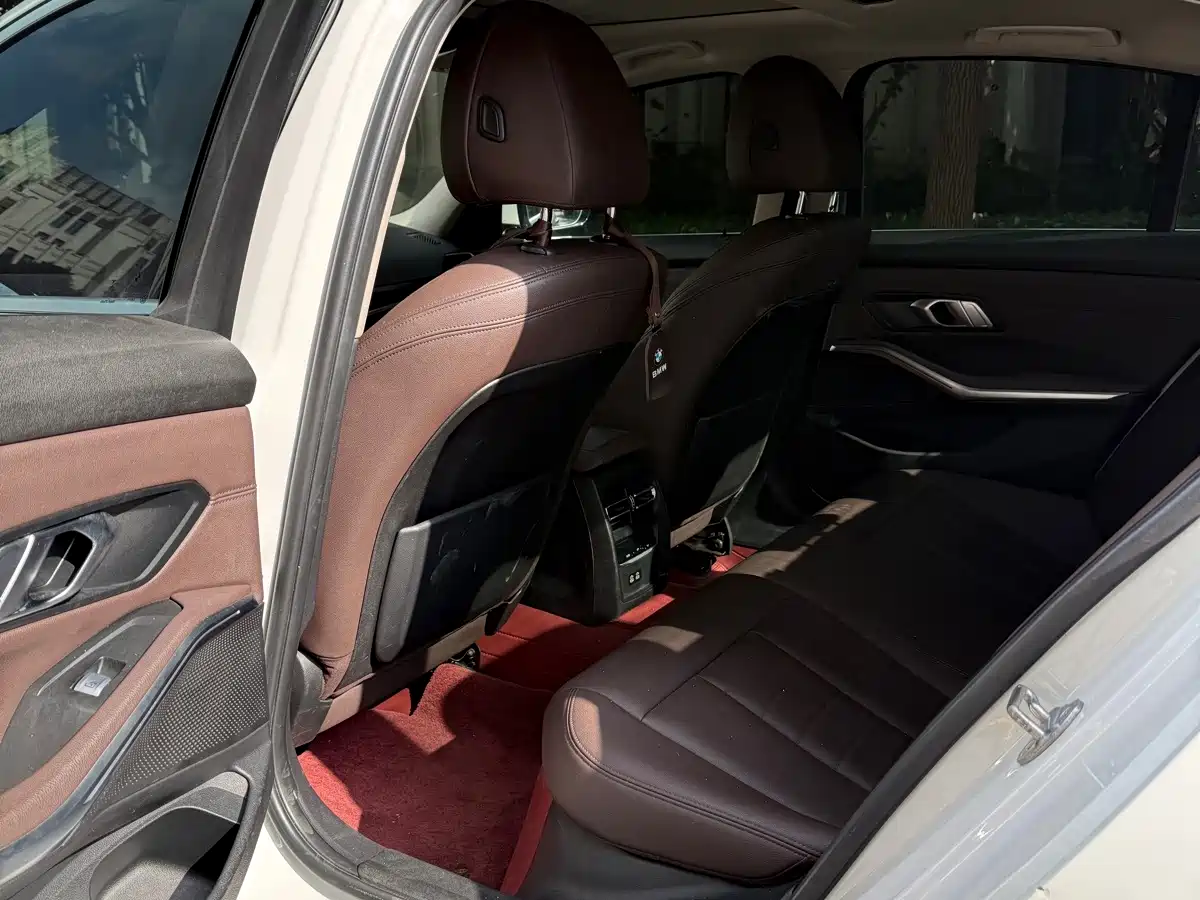 Photo 9 - BMW 3 Series