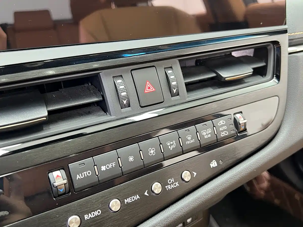 Lexus ES 2023 260 Excellence фото 19