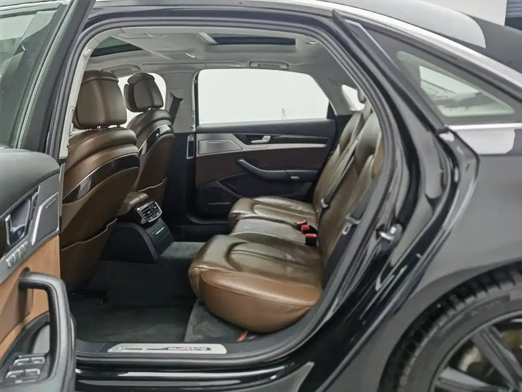 Photo 15 - Audi A8