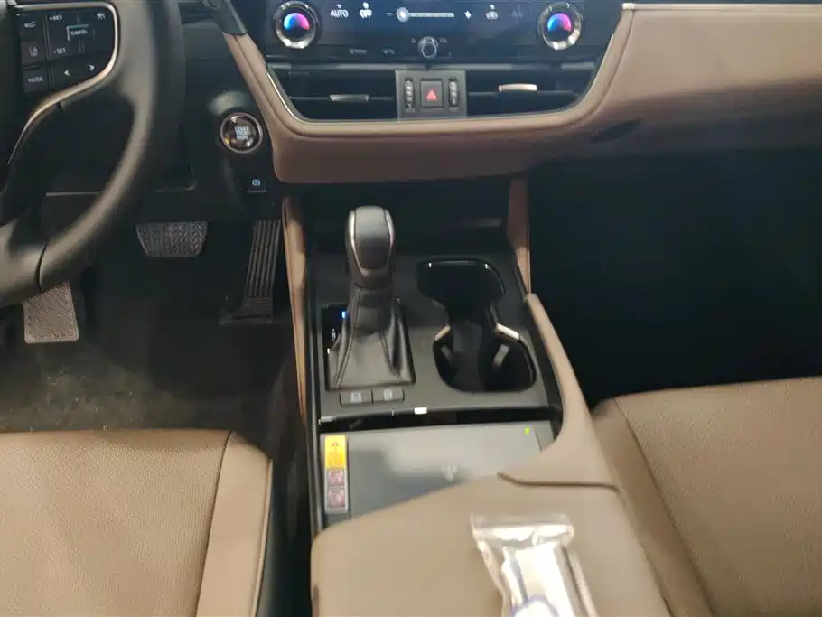Lexus ES 2025 200 Ultimate Edition фото 16