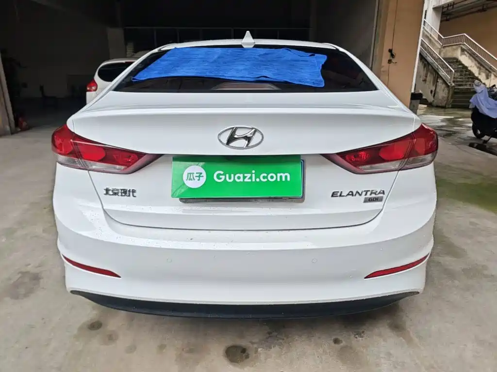 Фото 6 - Hyundai Elantra