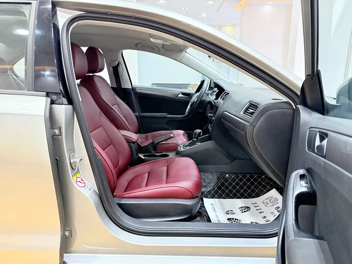 Volkswagen Sagitar 2012 1.6L Automatic Comfort Type фото 12