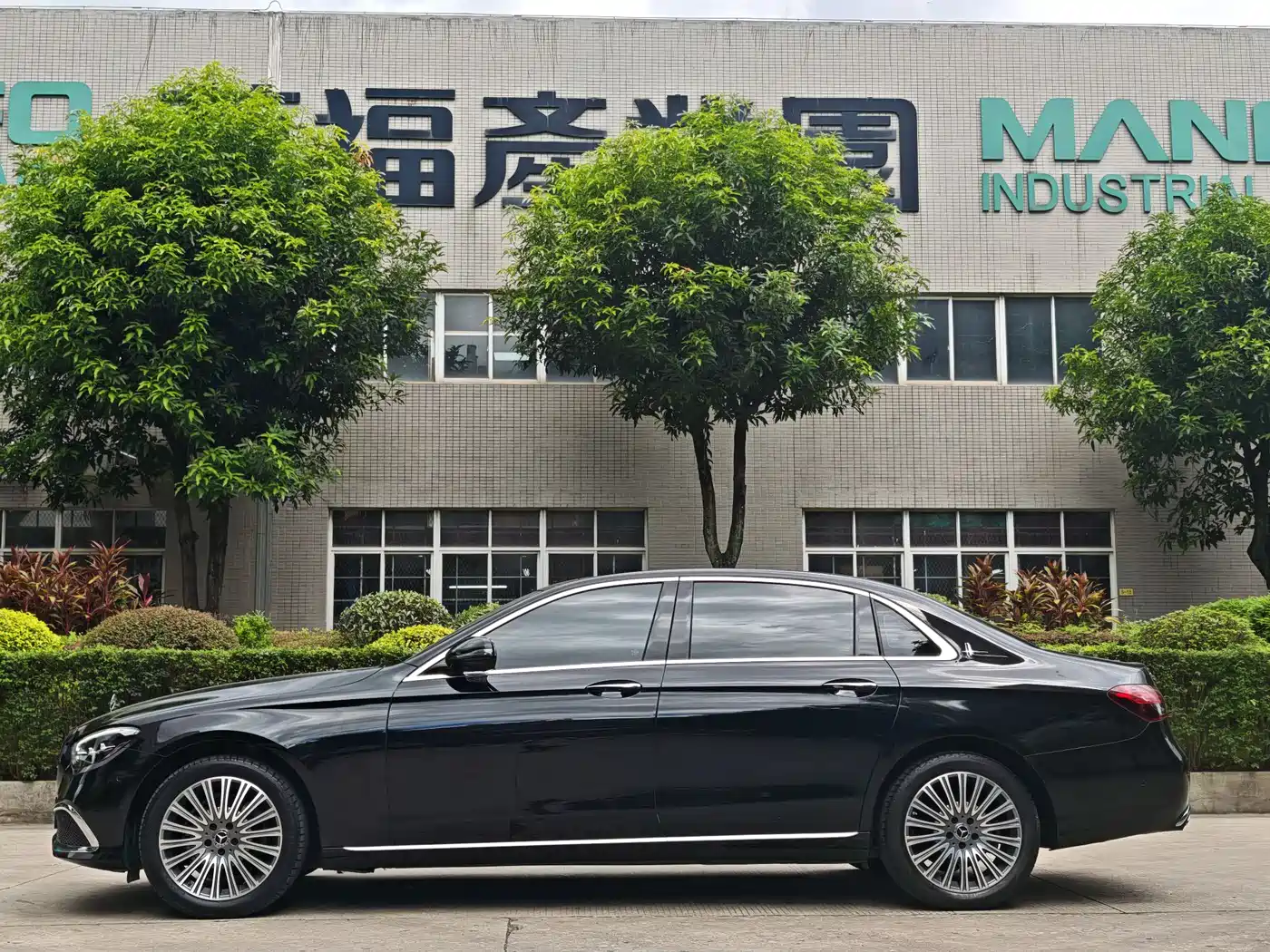 Mercedes-Benz E-Class 2023 E 300 L Fashion фото 4