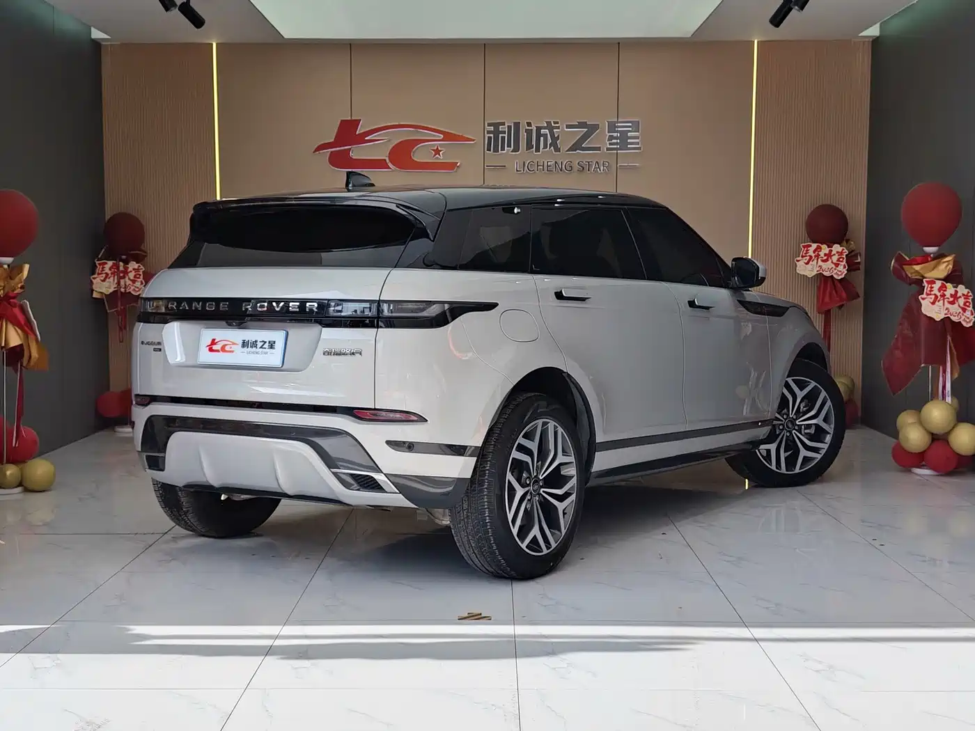 Land Rover Range Rover Evoque 2021 Range Rover Evoque L 249PS R-Dynamic S Performance Edition фото 4