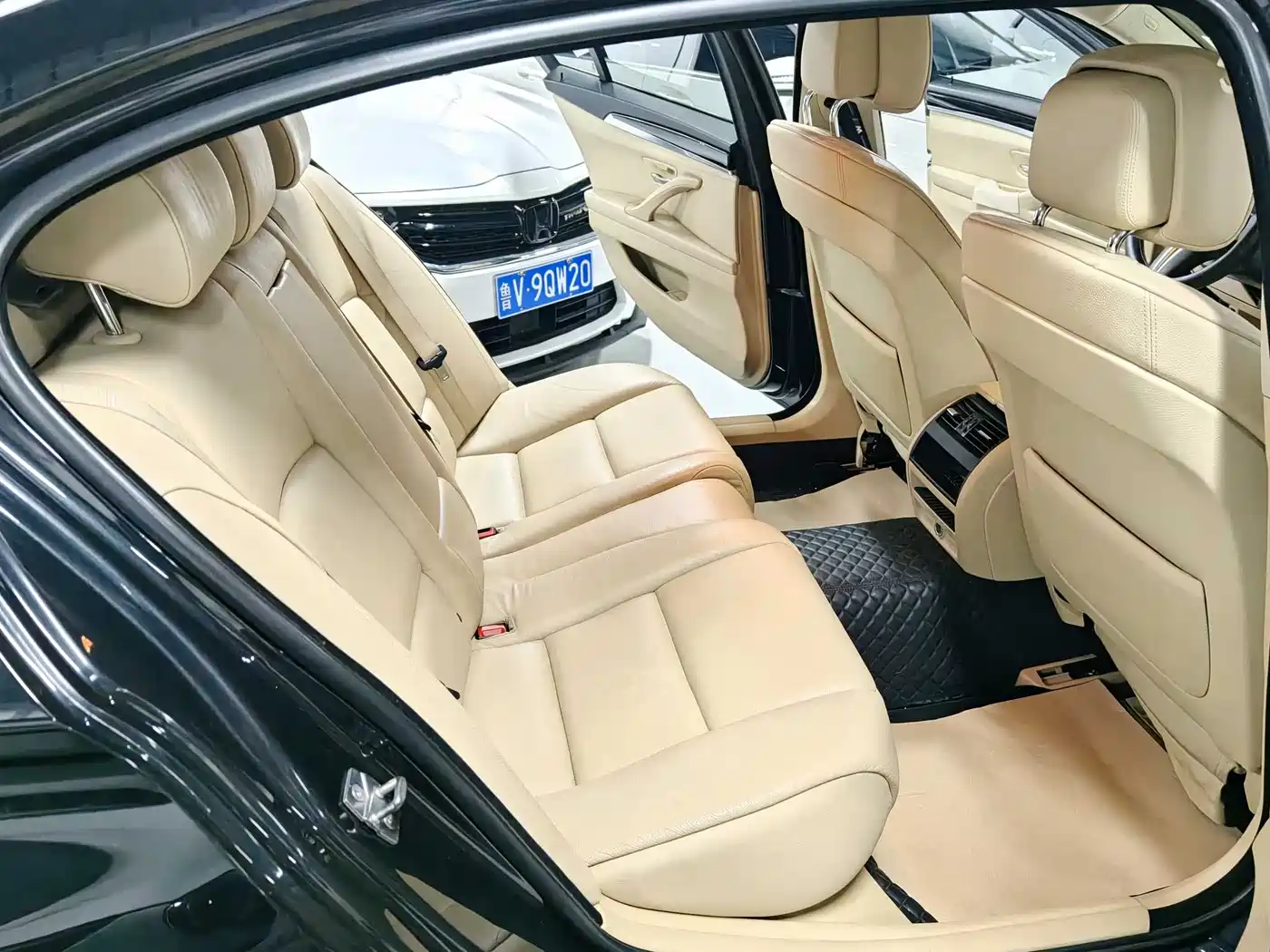 BMW 5 Series 2012 523Li Leadership фото 9