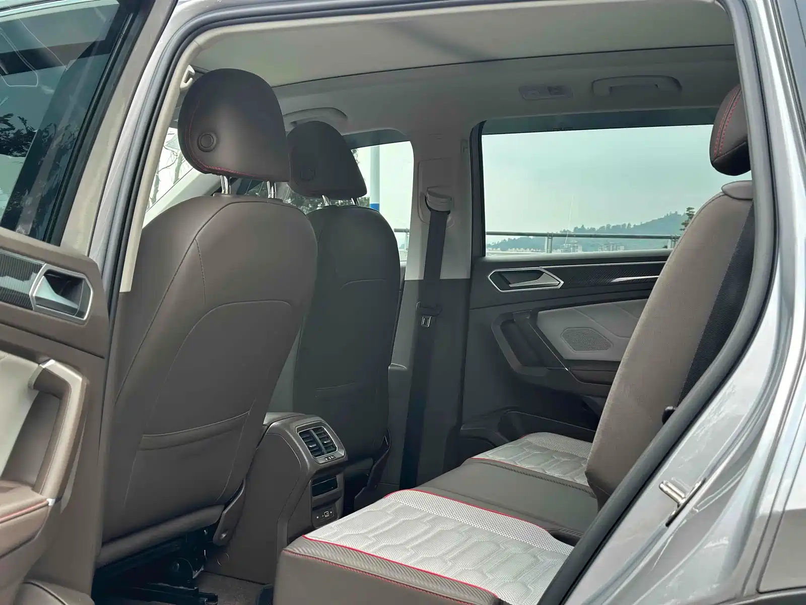 Photo 5 - Volkswagen Tiguan L