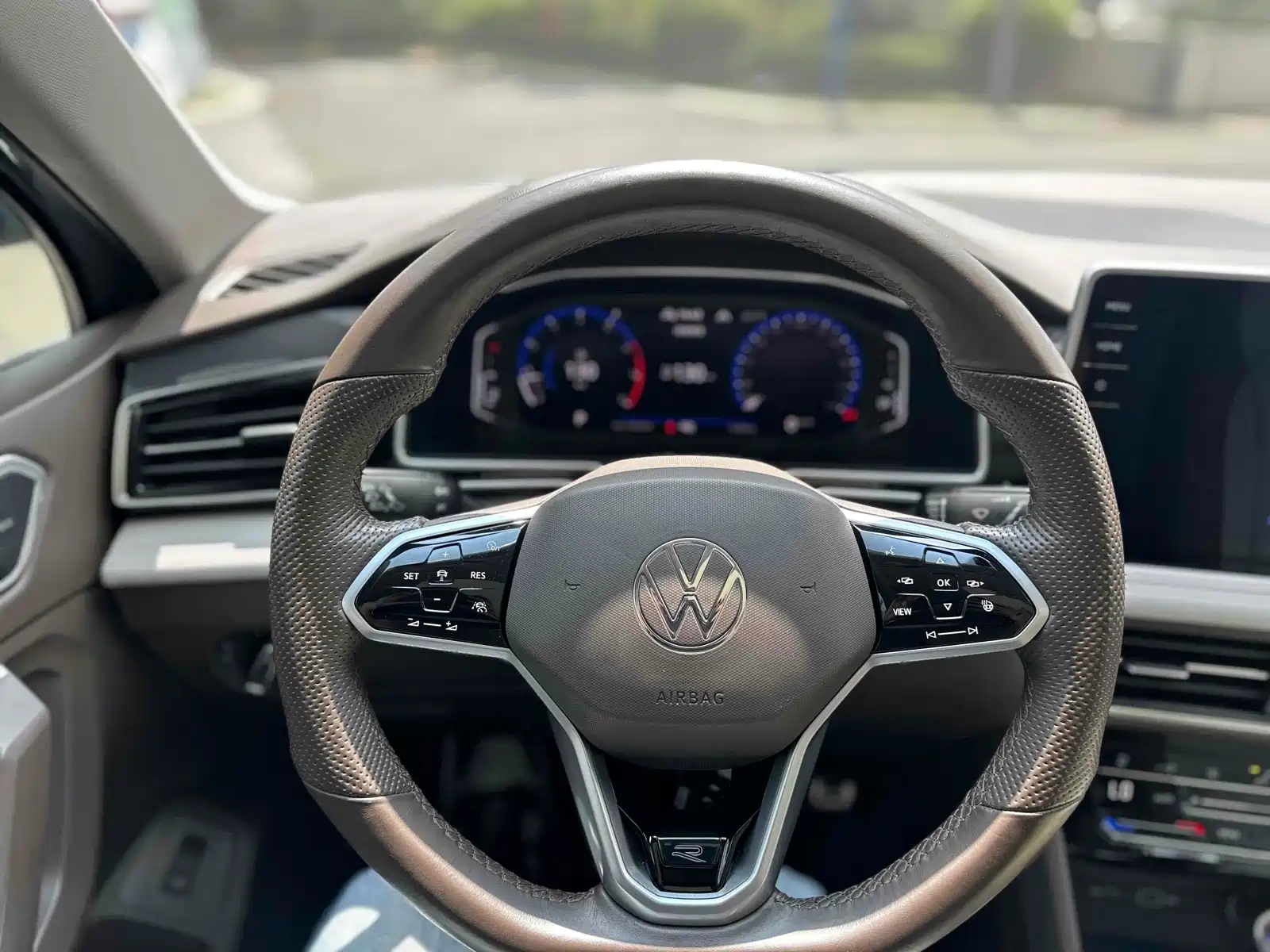 Photo 15 - Volkswagen Tiguan L