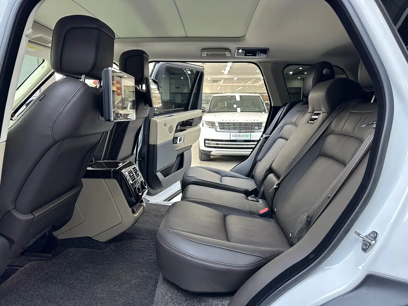 Land Rover Range Rover 2021 3.0 L6 Heritage Extended Classic Edition фото 13