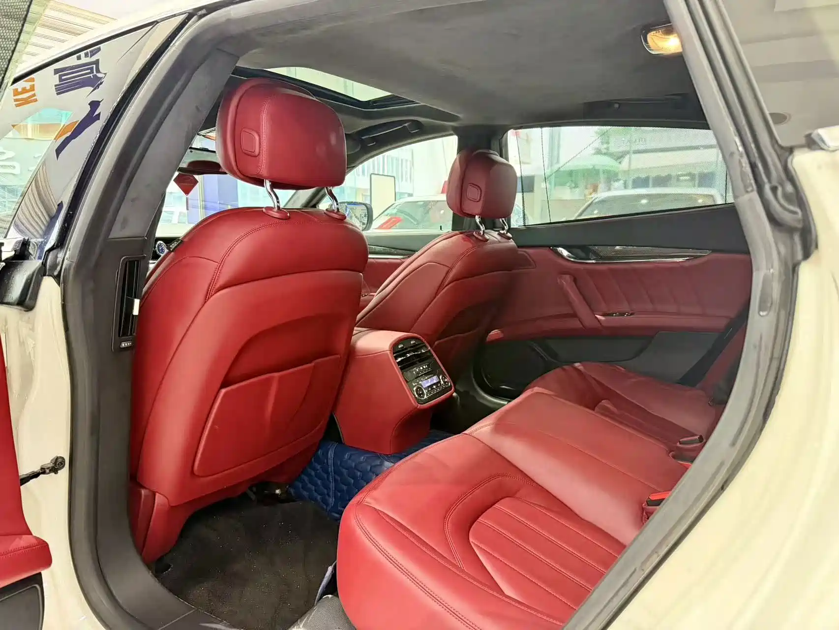 Photo 8 - Maserati Quattroporte