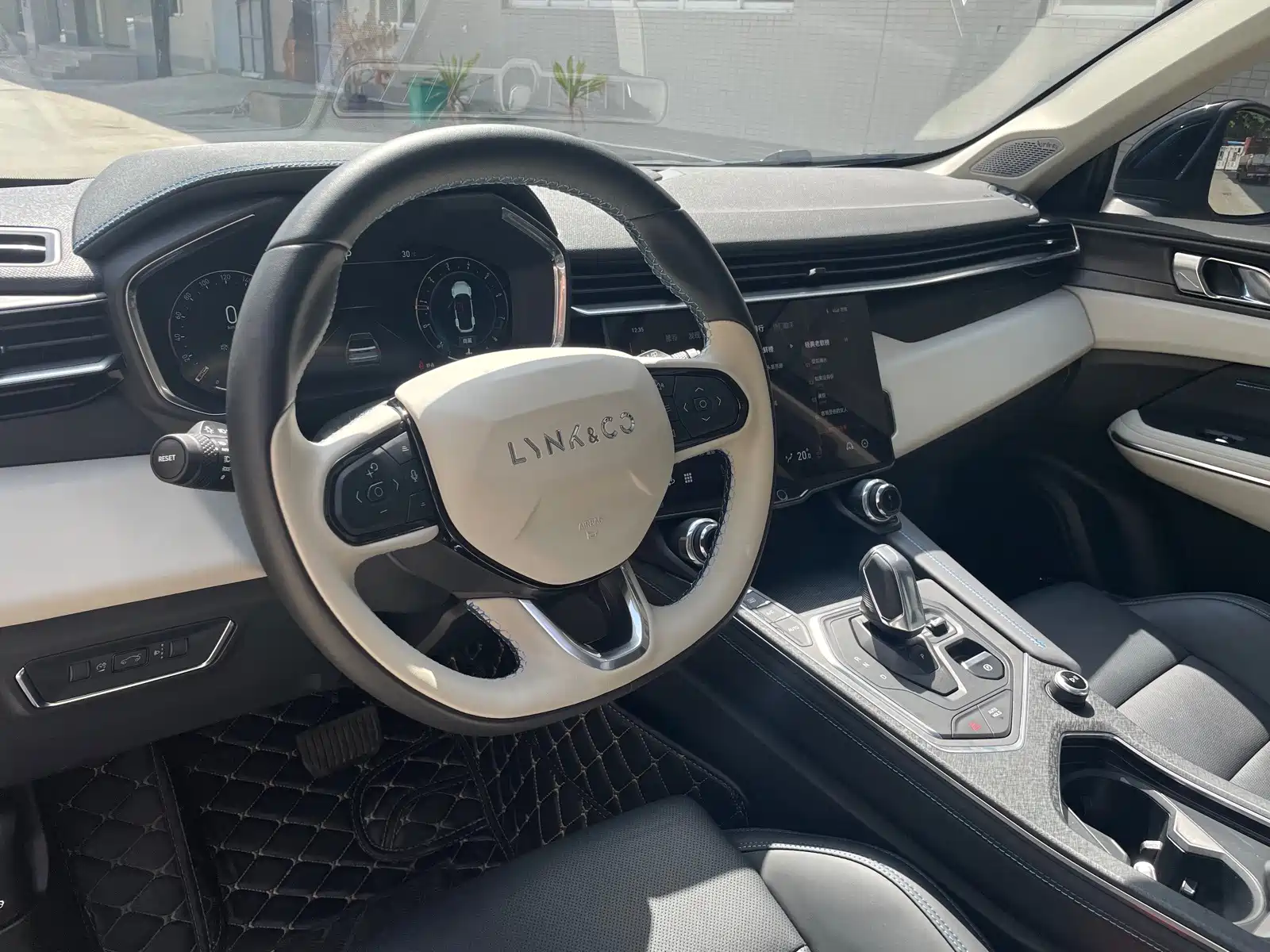 Фото 9 - Lynk & Co 01