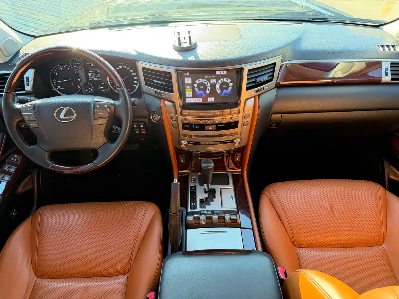 Фото 13 - Lexus LX